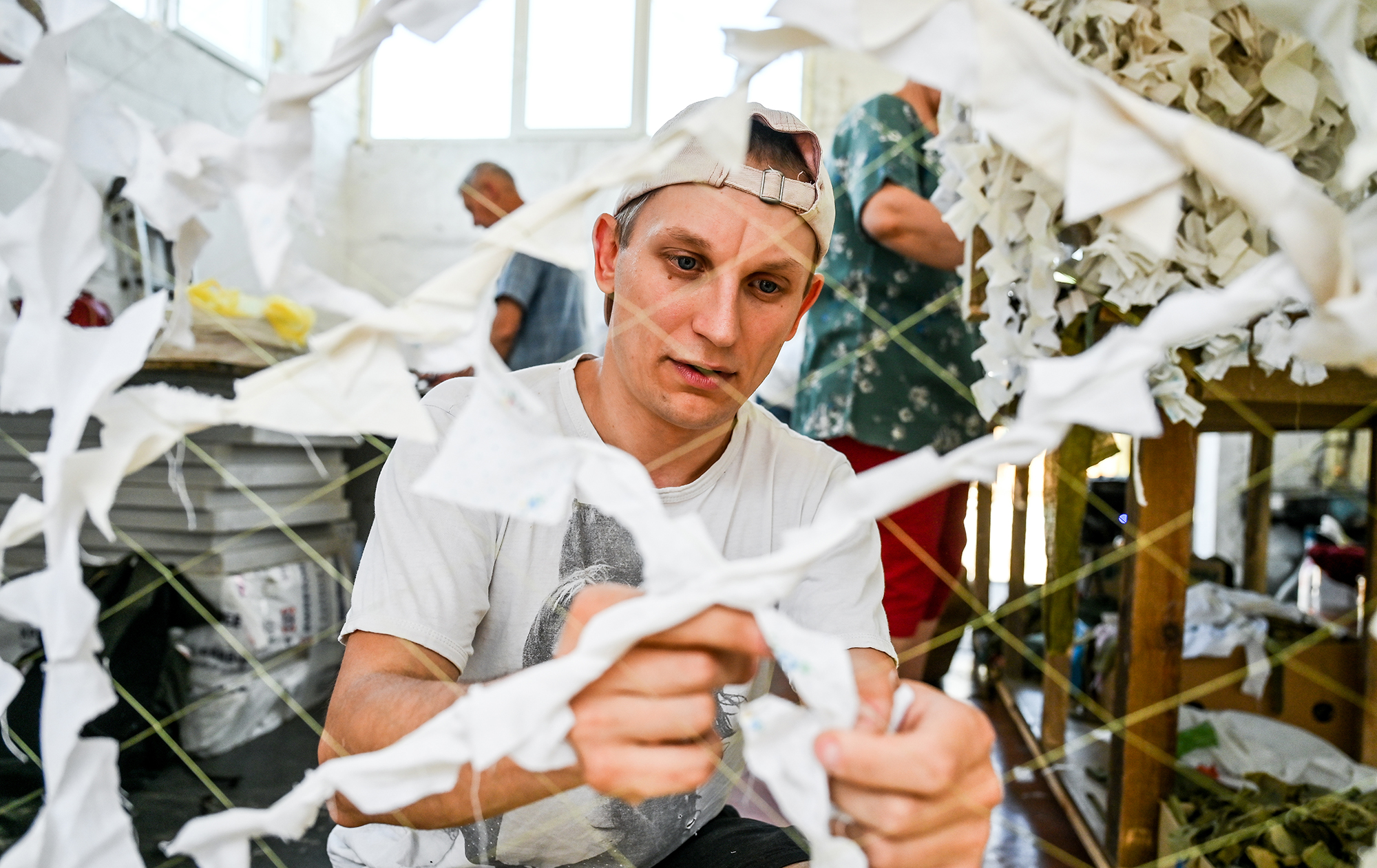 Шахраї, бюрократія та вигорання: головні виклики для волонтерів в Україні під час війни